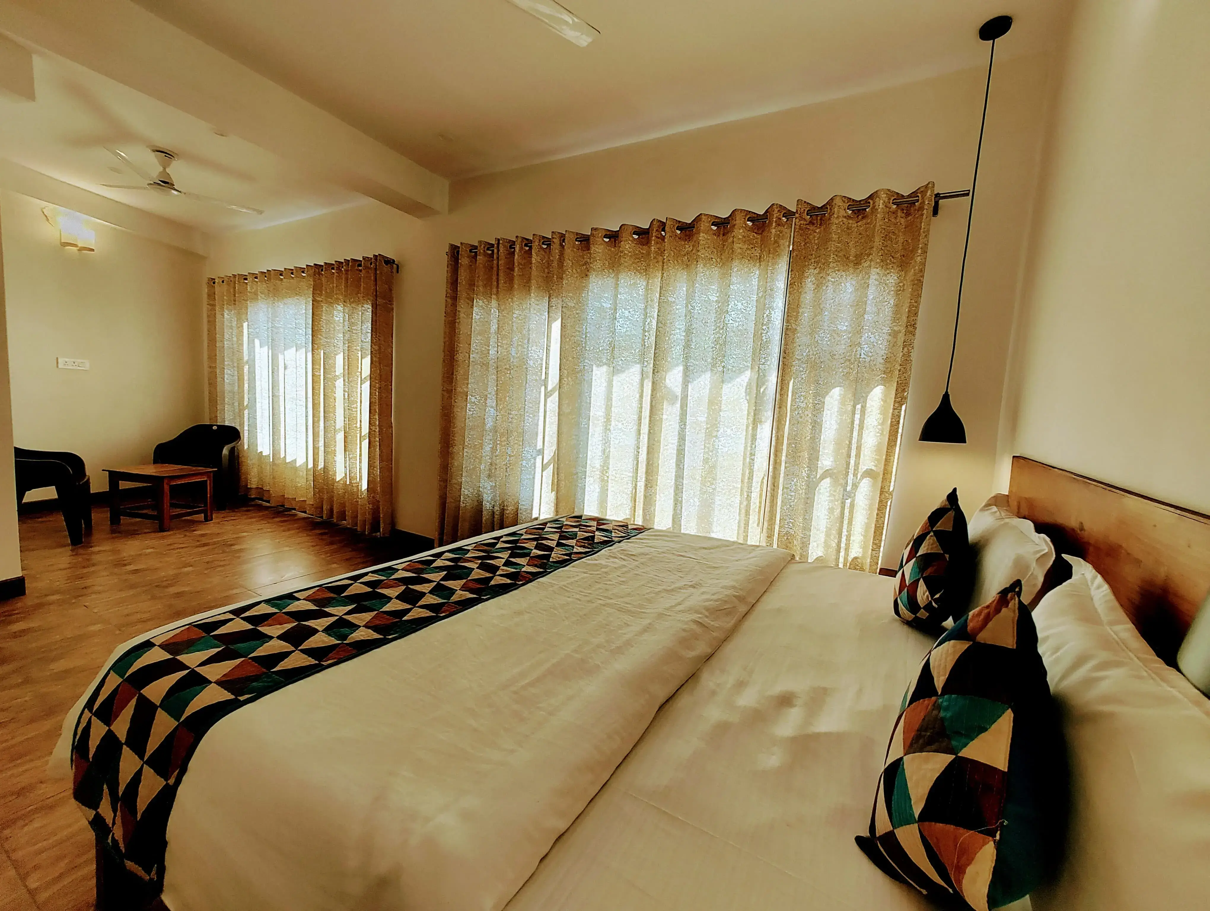 Deluxe Room with Valley and Lake View - Image 2